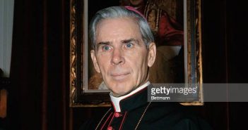 Bispo Fulton J. Sheen em uma entrevista coletiva em 26 de outubro, após o anúncio de que o papa Paulo nomeou Sheen como bispo da Diocese Católica Romana de Rochester, Nova York. Sheen, que ganhou fama por escrever e aparecer na televisão, disse: "Eu amo as pessoas... estarei um pouco mais próximo das pessoas do que antes". (Crédito: Getty Images)