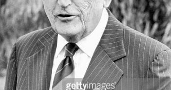 William Jovanovich conversando com repórteres após a reunião anual de Harcourt Brace Jovenovich no Sea World em San Diego em 29/09/1988. (Foto de Vince Compagnone/Los Angeles Times via Getty Images)