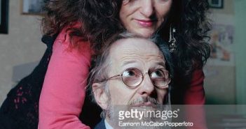 O cartunista americano Robert Crumb em casa com sua esposa e colega artista Aline Kominsky-Crumb, em Sauve, França, por volta de 2010. (Foto de Eamonn McCabe/Popperfoto via Getty Images)