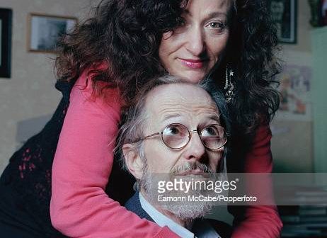 O cartunista americano Robert Crumb em casa com sua esposa e colega artista Aline Kominsky-Crumb, em Sauve, França, por volta de 2010. (Foto de Eamonn McCabe/Popperfoto via Getty Images)