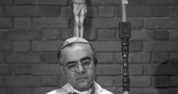 Humberto Sousa Medeiros, cardeal, líder espiritual dos católicos romanos de Boston. (Crédito da fotografia: Cortesia Digital Commonwealth / REPRODUÇÃO / DIREITOS RESERVADO)