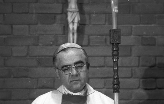 Humberto Sousa Medeiros, cardeal, líder espiritual dos católicos romanos de Boston. (Crédito da fotografia: Cortesia Digital Commonwealth / REPRODUÇÃO / DIREITOS RESERVADO)