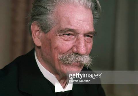 Dr. Albert Schweitzer (1875-1965) o médico missionário e treólogo da Alsação, 1955. (Foto de © Hulton-Deutsch Collection/CORBIS/Corbis via Getty Images)
