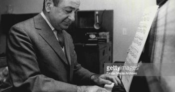 O celebrado Piano Maestro, Shura Cherkassky, que chegou a Aust (Melbourne) na terça-feira, 12 de outubro, retratado em seu quarto de hotel em Sydney hoje. Shura Cherkassy fará seu segundo recital em Sydney no Sydney Conservation na terça-feira, 19 de outubro, antes de partir para Canberra, onde se apresentará no Canberra Theatre na sexta-feira, 22 de outubro, 18 de outubro de 1971. (Foto de Rick Stevens/Fairfax Media via Getty Images).