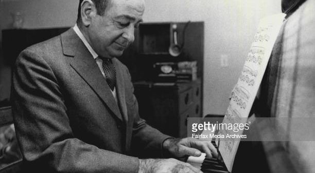 O celebrado Piano Maestro, Shura Cherkassky, que chegou a Aust (Melbourne) na terça-feira, 12 de outubro, retratado em seu quarto de hotel em Sydney hoje. Shura Cherkassy fará seu segundo recital em Sydney no Sydney Conservation na terça-feira, 19 de outubro, antes de partir para Canberra, onde se apresentará no Canberra Theatre na sexta-feira, 22 de outubro, 18 de outubro de 1971. (Foto de Rick Stevens/Fairfax Media via Getty Images).