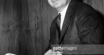 Theodore H. White, autor de livros que incluem Fire in the Ashes e The Making of the President, 1960. (Crédito da fotografia: Cortesia Getty Images / DIREITOS RESERVADOS)