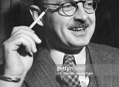 Lattimore, fotografia de retrato de Owen, ombros para cima, visão de três quartos, c 50 anos de idade, 1945. (Foto de JHU Sheridan Libraries/Gado/Getty Images)