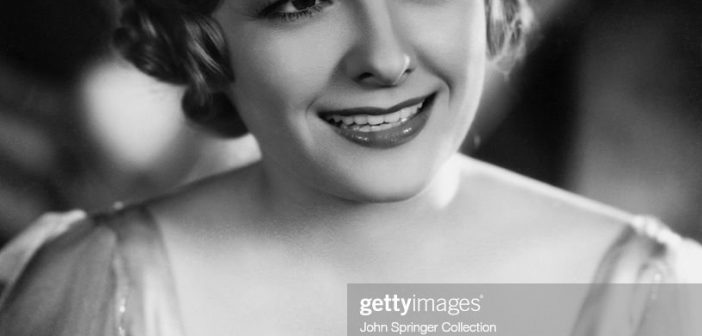 Atriz Marian Nixon sorrindo (foto de John Springer Collection/CORBIS/Corbis via Getty Images)