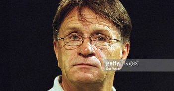 21 de outubro de 2001: Retrato do técnico do Irã, Miroslav Blazevic, antes da partida de qualificação do Grupo A da Copa do Mundo da FIFA 2002 contra o Bahrein, disputada no Estádio Nacional, em Manama, Bahrein. Bahrein venceu a partida por 3-1. Crédito obrigatório: Stu Forster /Allsport