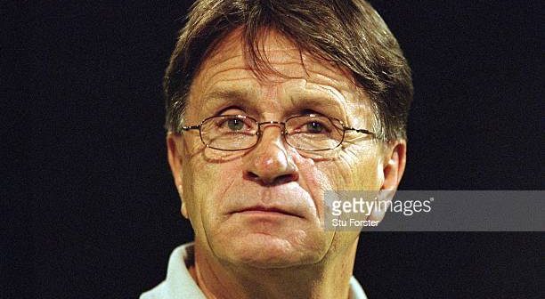 21 de outubro de 2001: Retrato do técnico do Irã, Miroslav Blazevic, antes da partida de qualificação do Grupo A da Copa do Mundo da FIFA 2002 contra o Bahrein, disputada no Estádio Nacional, em Manama, Bahrein. Bahrein venceu a partida por 3-1. Crédito obrigatório: Stu Forster /Allsport