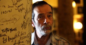O produtor Djalma Limongi cercado de autografos famosos nas pilastras do Restaurante La Fiorentina. (Foto: Ana Branco / Agência O Globo)