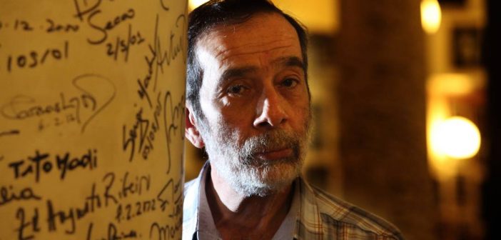 O produtor Djalma Limongi cercado de autografos famosos nas pilastras do Restaurante La Fiorentina. (Foto: Ana Branco / Agência O Globo)