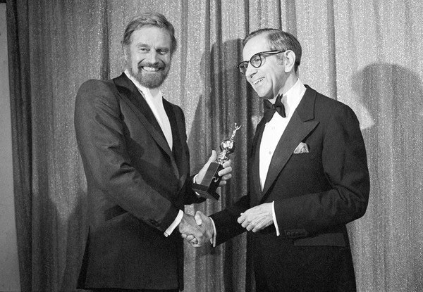 Charlton Heston e Walter Mirisch na cerimônia do Globo de Ouro em janeiro de 1977. — Foto: Associated Press