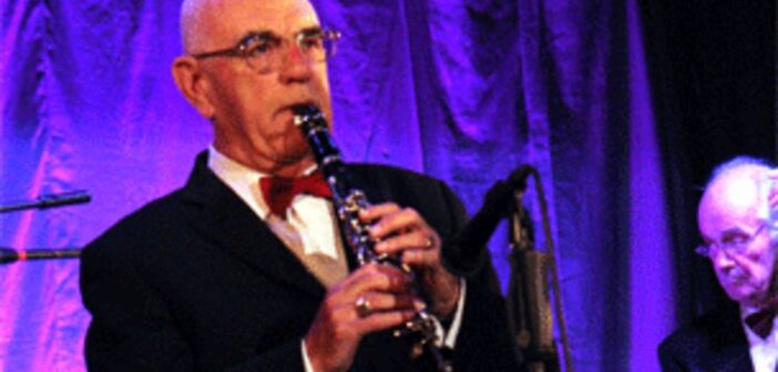 Terry Lightfoot começou a tocar clarinete aos nove anos. (Crédito da fotografia: BBC News/DIREITOS RESERVADOS)