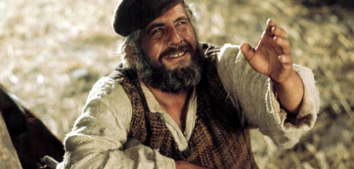 Chaim Topol em cena do filme Um Violinista no Telhado Foto: Courtesy Everett Collection © Fornecido por Estadão