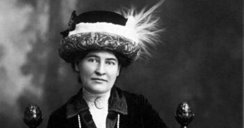 Willa Cather por volta de 1912. Fotógrafo: Aime Dupont Studio, Nova York. Cortesia da Wikimedia Commons.