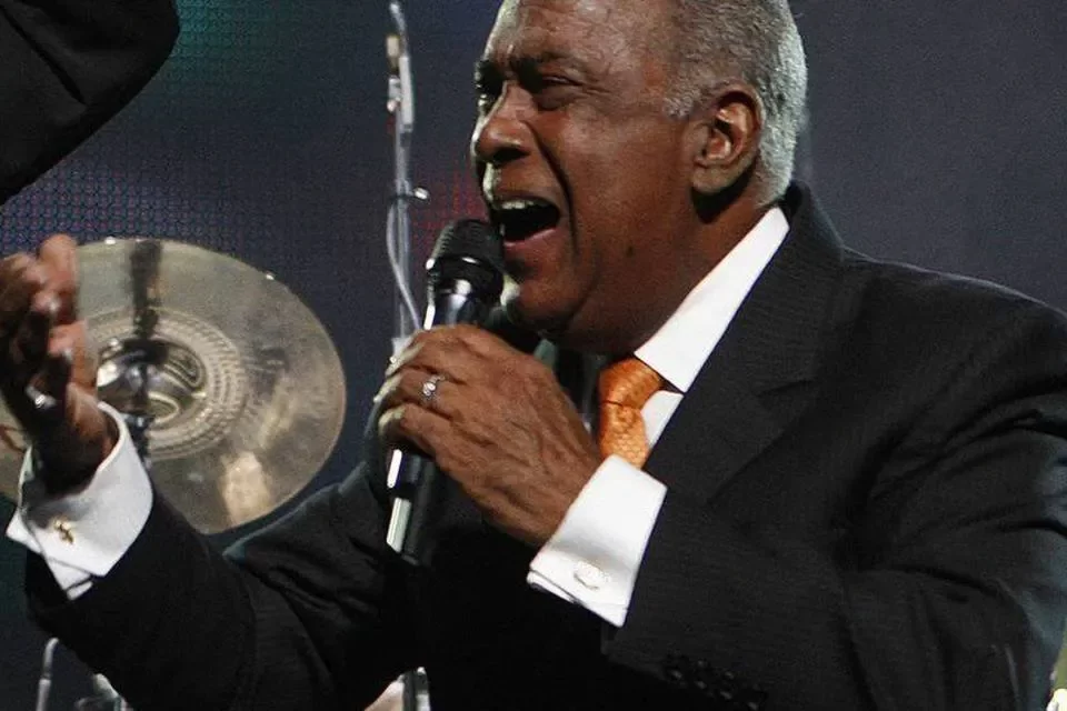 Cantor porto-riquenho José Luis "Cheo" Feliciano durante apresentação em San Juan, em uma foto de agosto de 2009 (Ana Martinez/Reuters)