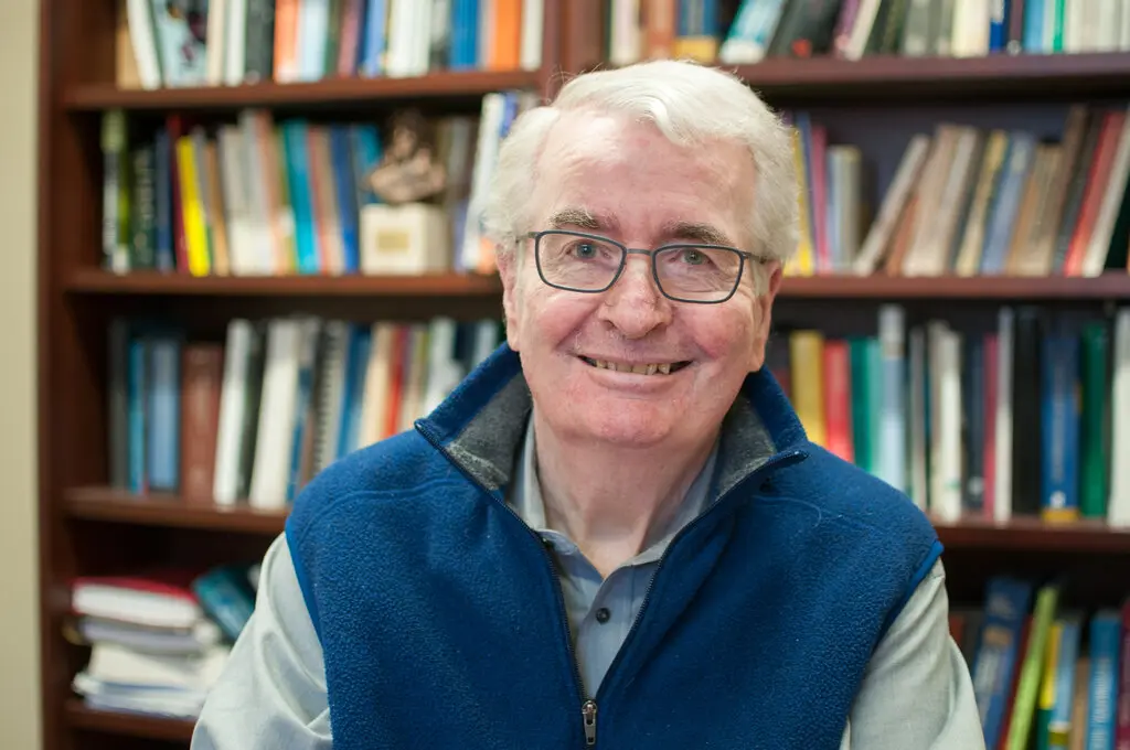 Dr. Froines em 2015 na UCLA, onde dirigiu vários centros de pesquisa universitários e foi um defensor pioneiro dos regulamentos de qualidade do ar. (Crédito: Escola Fielding de Saúde Pública da UCLA)
