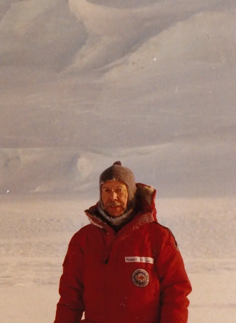 Robert de Zafra em uma expedição à Antártica em 1987. (Crédito: Louisa Emmons)
