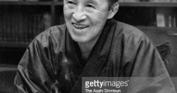 TÓQUIO, JAPÃO - 25 DE OUTUBRO: O escritor Yasushi Inoue fala durante a entrevista de Asahi Shimbun em 25 de outubro de 1976 em Tóquio, Japão. (Foto de The Asahi Shimbun via Getty Images)