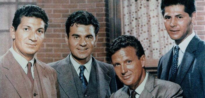 A partir da esquerda: Nicholas Georgiade, Paul Picerni, Robert Stack e Abel Fernandez de 'Os Intocáveis' ABC/PHOTOFEST