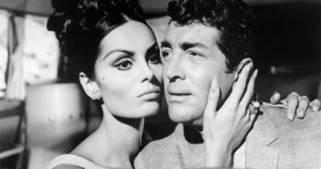 Daliah Lavi e Dean Martin em “Os Silenciadores” de 1966.Crédito...Columbia Pictures, via Everett Collection