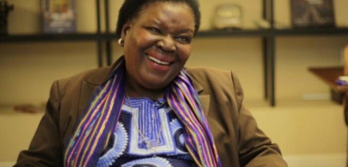 Escritora moçambicana Paulina Chiziane é a primeira africana a vencer o Prêmio Luís de Camões. (Crédito da fotografia: Reprodução / YouTube Sinpro Minas)