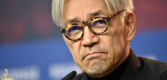 Esta foto de arquivo de 15 de fevereiro de 2018 mostra o compositor japonês Ryuichi Sakamoto em Berlim © Stefanie LOOS