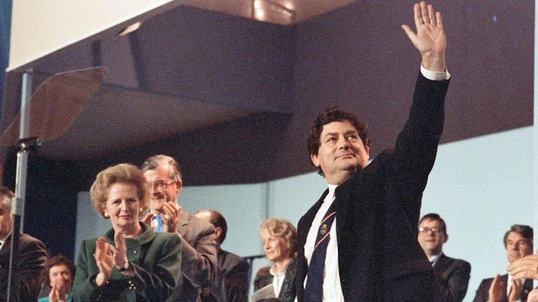 Margaret Thatcher nomeou Lawson como ministro da Economia em 1983 © Getty Images Thatcher nomeou Lawson como ministro da Economia em 1983 © Getty Images