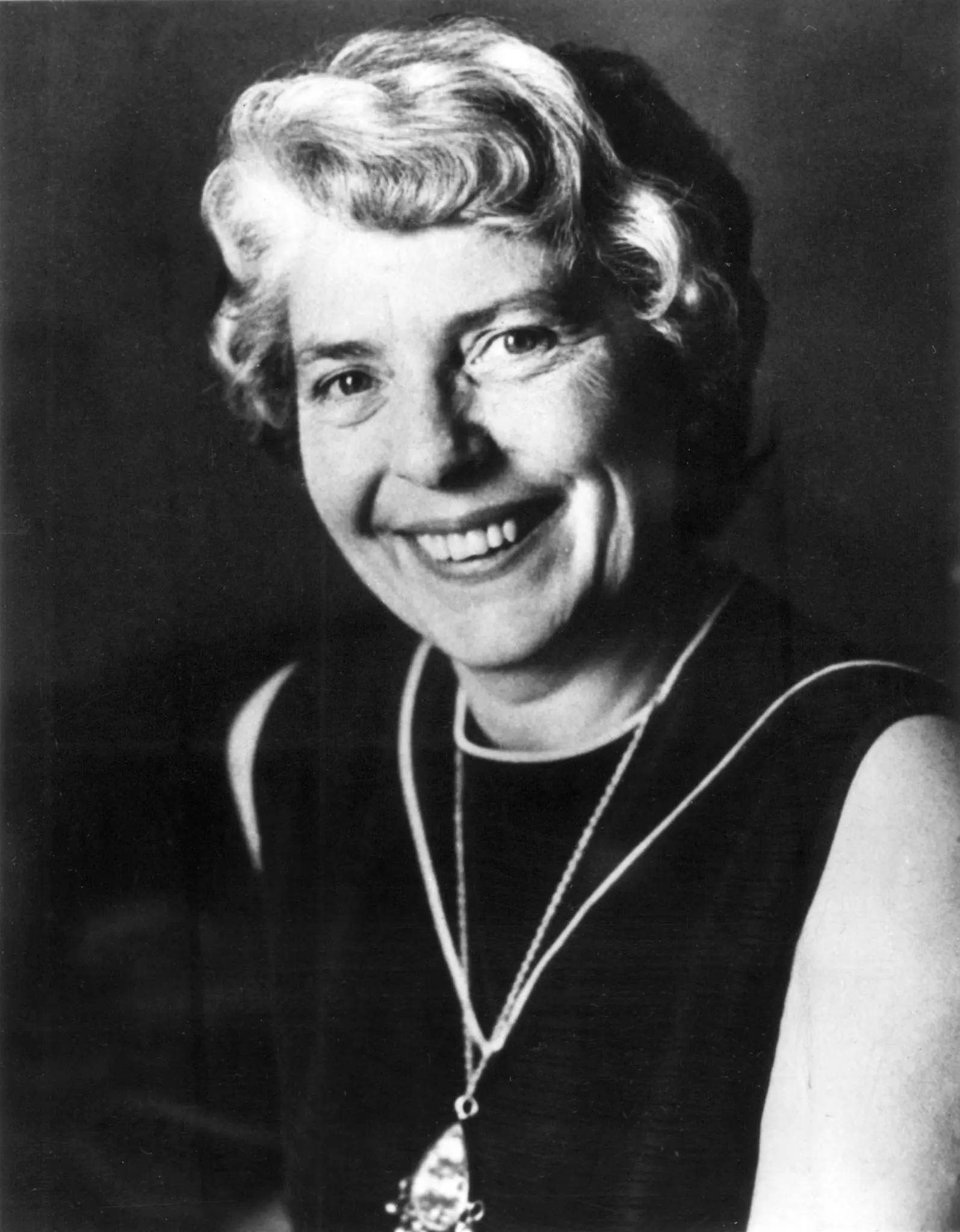 Mary Stewart, escritora britânica que abrangeu vários gêneros. (Crédito: Australian Consolidated Press/William Morrow & Company, Inc.)