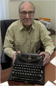 W. C. Heinz, em 2002, colocou uma marca pessoal em artigos esportivos e correspondência de guerra. (Crédito: Tim Roske/Associated Press)