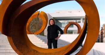 Ms. Pepper posa com uma de suas obras fora do Museu Ara Pacis em Roma em 2014. (Domenico Stinellis/AP)