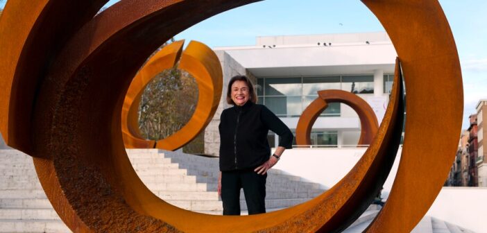 Ms. Pepper posa com uma de suas obras fora do Museu Ara Pacis em Roma em 2014. (Domenico Stinellis/AP)