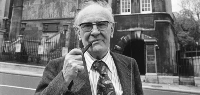 1974: O escritor e crítico inglês Sir Victor Sawdon Pritchett (1900 - 1997) fuma um cachimbo do lado de fora do Horniman Museum, em Londres. (Foto do Evening Standard/Getty Images)