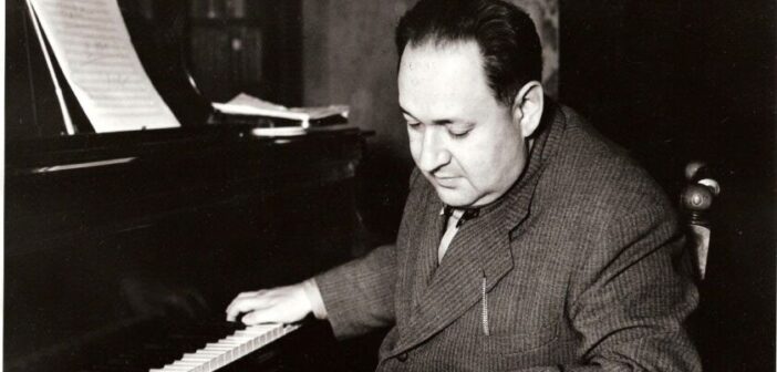 Erich Wolfgang Korngold trabalhando em seu estúdio por volta de 1935. (Cortesia da Universidade de Chicago)