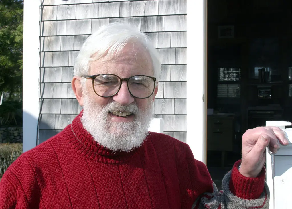 Alfred W. Crosby na Ilha de Nantucket, Massachusetts, em 2006. Sua pesquisa enfocou as mudanças culturais e biológicas no Novo Mundo. (Credito: Rob Benchley)