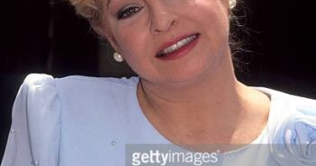 UNIVERSAL CITY, CA - 10 DE JUNHO: Atriz Joy Garrett no set de gravação de "Days of our Lives" de Jack & Casamento de Jennifer em 10 de junho de 1991 no Universal Studios em Universal City, Califórnia. (Foto de Ron Galella, Ltd./Ron Galella Collection via Getty Images)