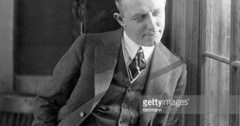 Fotografia de George M. Cohan (1878-1942) ator e dramaturgo americano e também produtor, encostado na janela. Crédito: Getty Images/ Bettmann Archive)