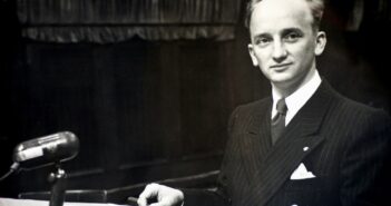 Imagem de Benjamin Ferencz em 1947 — Foto: United States Holocaust Memorial Museum/Via Wikipedia