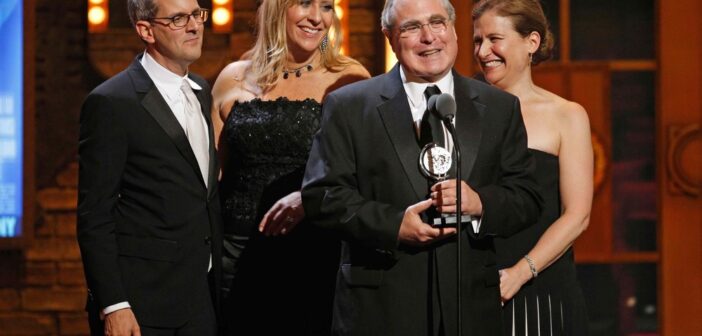 Todd Haimes à frente recebe um Prêmio Tony em 2011, em Nova York — Foto: Jeff Christensen/AP