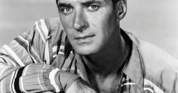 Jock Mahoney, foi um dos mais famosos dublês que virou ator de Hollywood e padrasto da atriz Sally Field. (Crédito da fotografia: Cortesia © Arte Americana/ REPRODUÇÃO/ DIREITOS RESERVADOS)