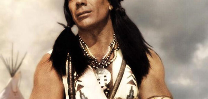 Ed Ames, da série clássica “Daniel Boone”. (Crédito da fotografia: Cortesia © Divulgação/NBC)