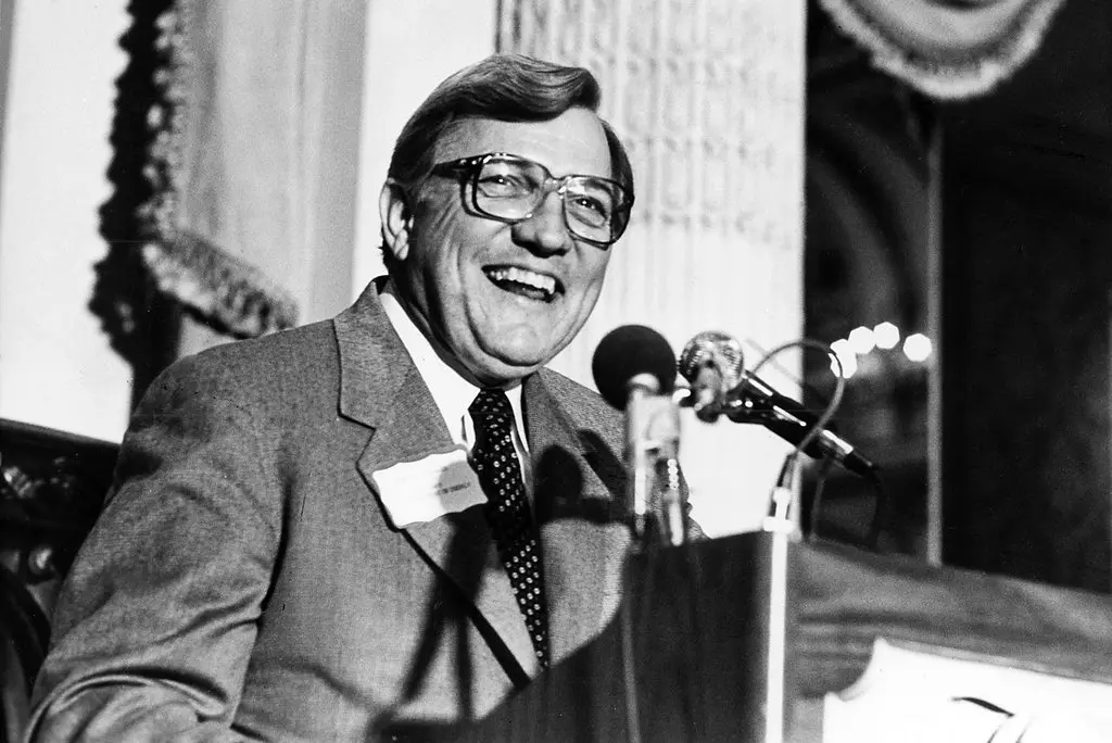 James B. Edwards em 1981, quando servia como secretário de energia do presidente Ronald Reagan. (Crédito: Eddie Hausner/The New York Times)