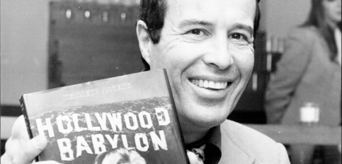 Kenneth Anger segura seu livro, 'Hollywood Babylon' (Fairfax Media Archives / Getty Images/Reprodução)