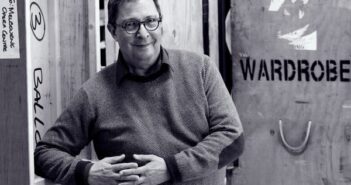 O diretor Elijah Moshinsky em 2015. Joseph Volpe, ex-gerente geral do Metropolitan Opera, disse que Moshinsky era "a coisa mais próxima que o Met tinha de um diretor de teatro". Ele também trabalhou no teatro. (Crédito: Jeff Busby)