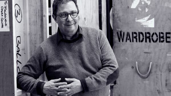 O diretor Elijah Moshinsky em 2015. Joseph Volpe, ex-gerente geral do Metropolitan Opera, disse que Moshinsky era "a coisa mais próxima que o Met tinha de um diretor de teatro". Ele também trabalhou no teatro. (Crédito: Jeff Busby)