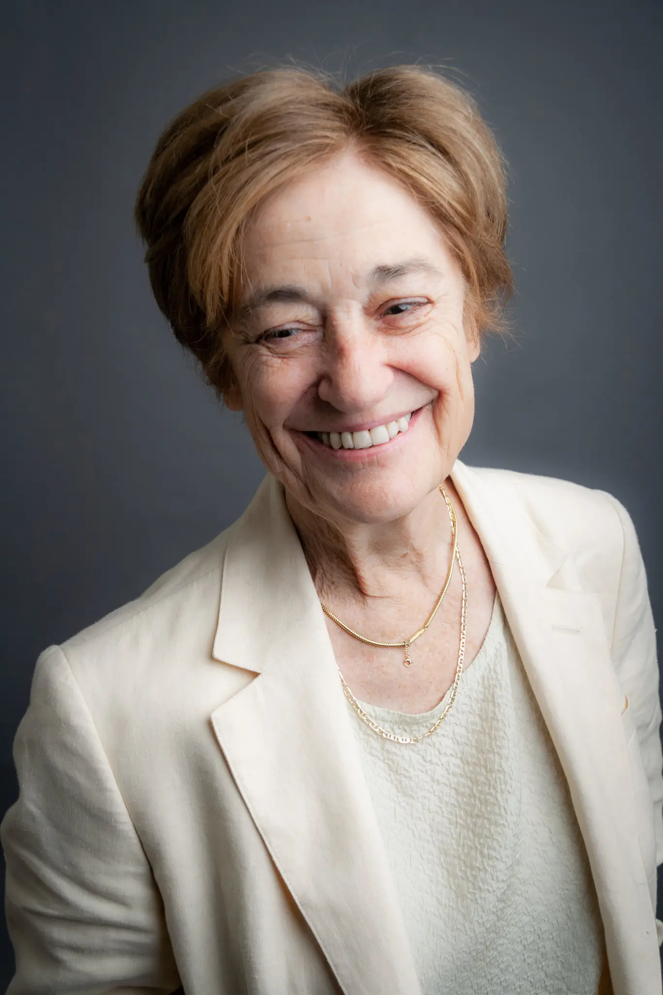 Alice Mayhew em 2007. Quando a Simon & Schuster comemorou seu 90º aniversário fazendo com que os membros da equipe votassem em seus 90 títulos favoritos, quase um terço havia sido editado por ela. (Credito da fotografia: cortesia © Copyright David Jacobs/ DIREITOS RESERVADOS)