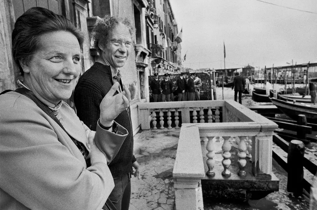 Bénédicte Pesle com Merce Cunningham em Veneza em 1972. Ela defendeu seu trabalho na Europa. (Crédito: James Klosty)