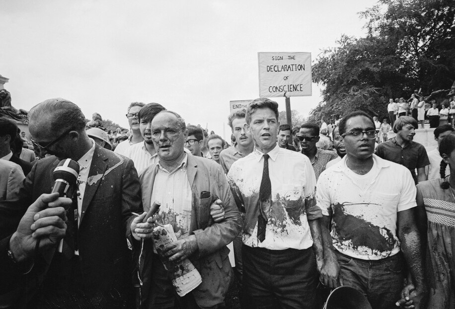 Sr. Staughton Lynd, segundo da direita, em 1965, depois de ter sido manchado com tinta vermelha em uma marcha pela paz em Washington. (Crédito da fotografia: Cortesia © Arquivo Bettmann/Getty Images)