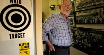 Blum, autor de “Rogue State”, parado na cozinha de sua casa em Washington em 2006. (Lois Raimondo/The Washington Post)